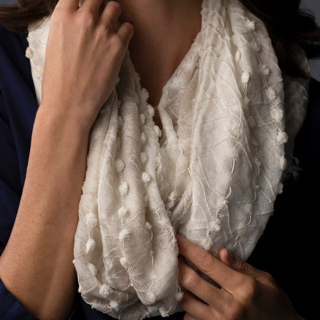 Textured Infinity Scarf in White: Embrace Pure Elegance and Comfort with a Versatile Accessory