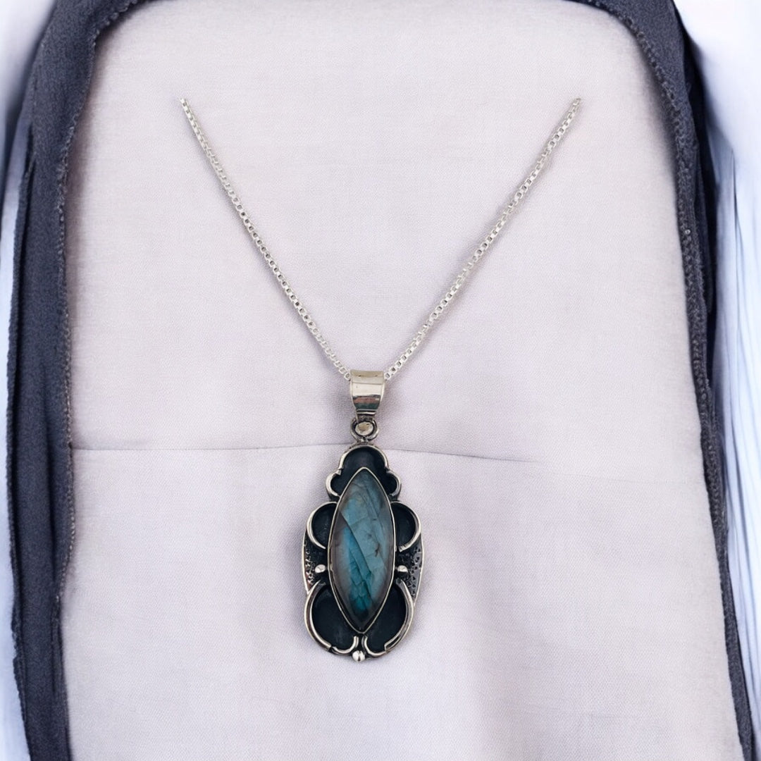 Sterling Silver, Labradorite Gemstone Pendant, Vintage Necklace Design, Statement Piece, Gift for Special Occasions